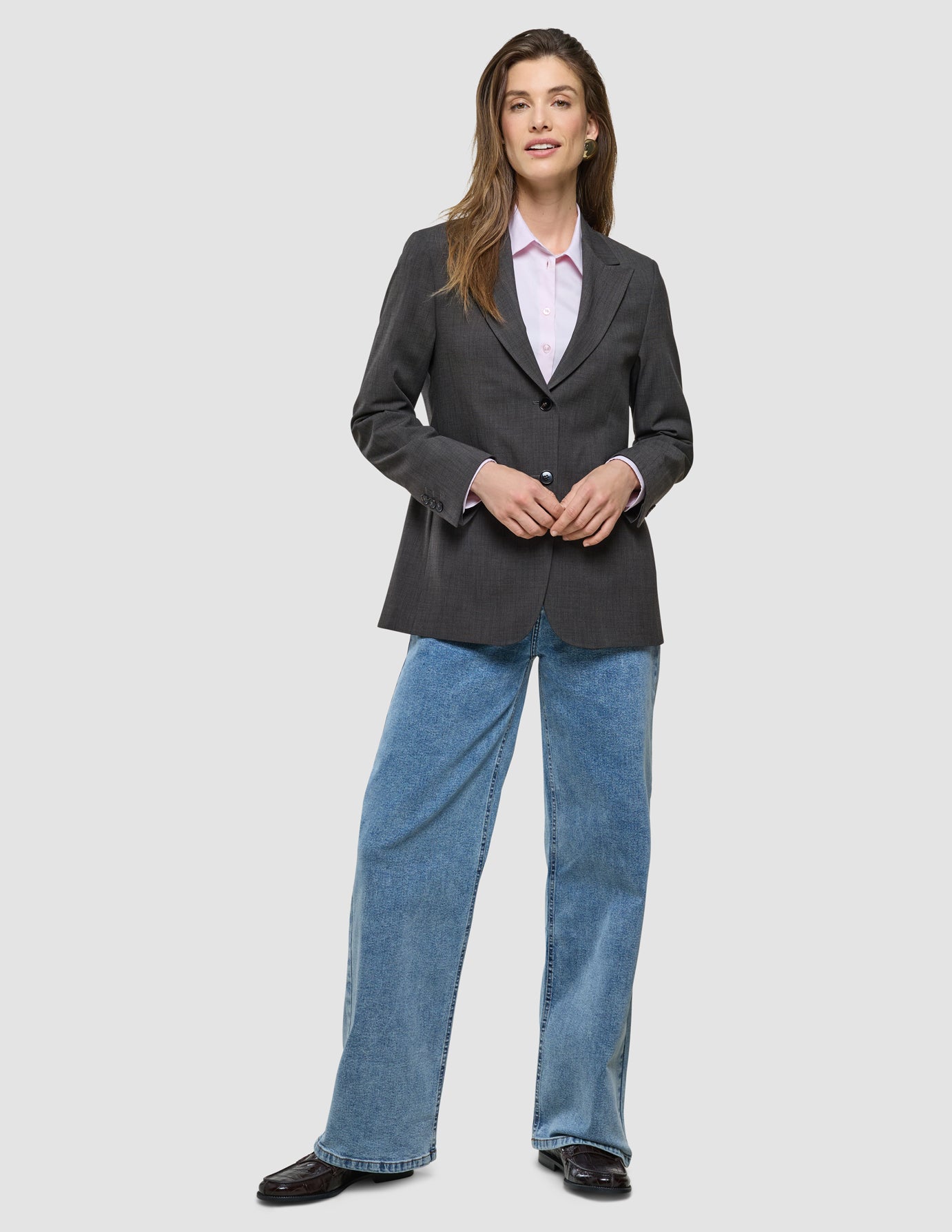 Nara Blazer i Cool Brown, helfigur af kvinde iført blazer og blå jeans.